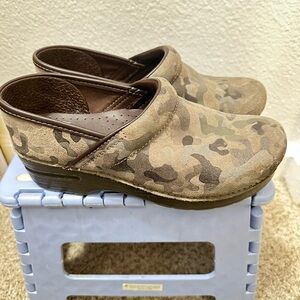 Dansko Nubuck Camouflage professional clogs sz 38 
Nurse , Chef all day comfort